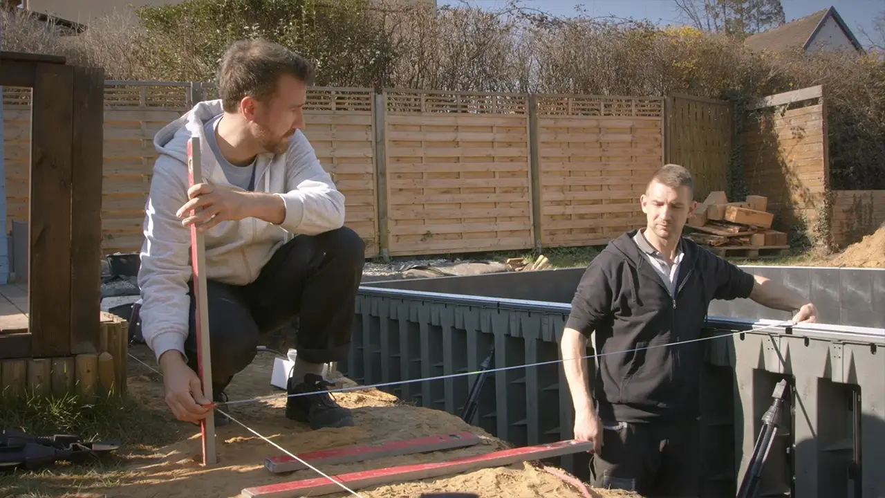 Abstände des Pools nach außen kontrollieren