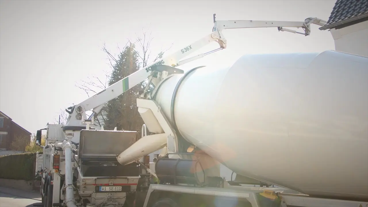 Anlieferung Beton für Pool