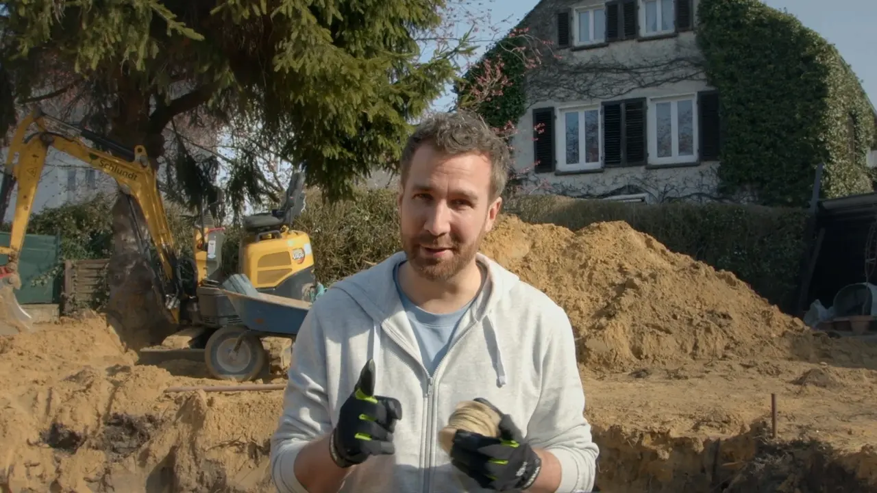 Aushub-der-Baugrube-fuer-den-Pool-mit-Bagger