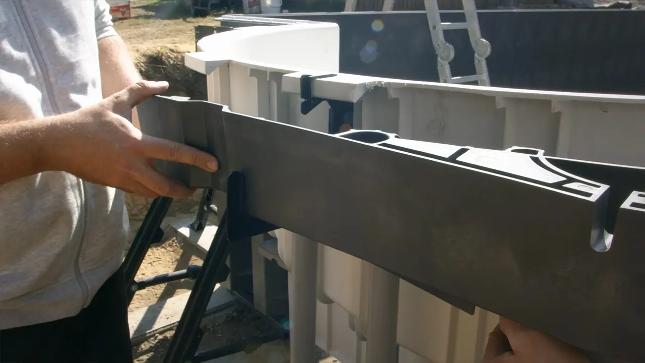 Befestigung Ringanker mit Halterung an Treppe des Pools