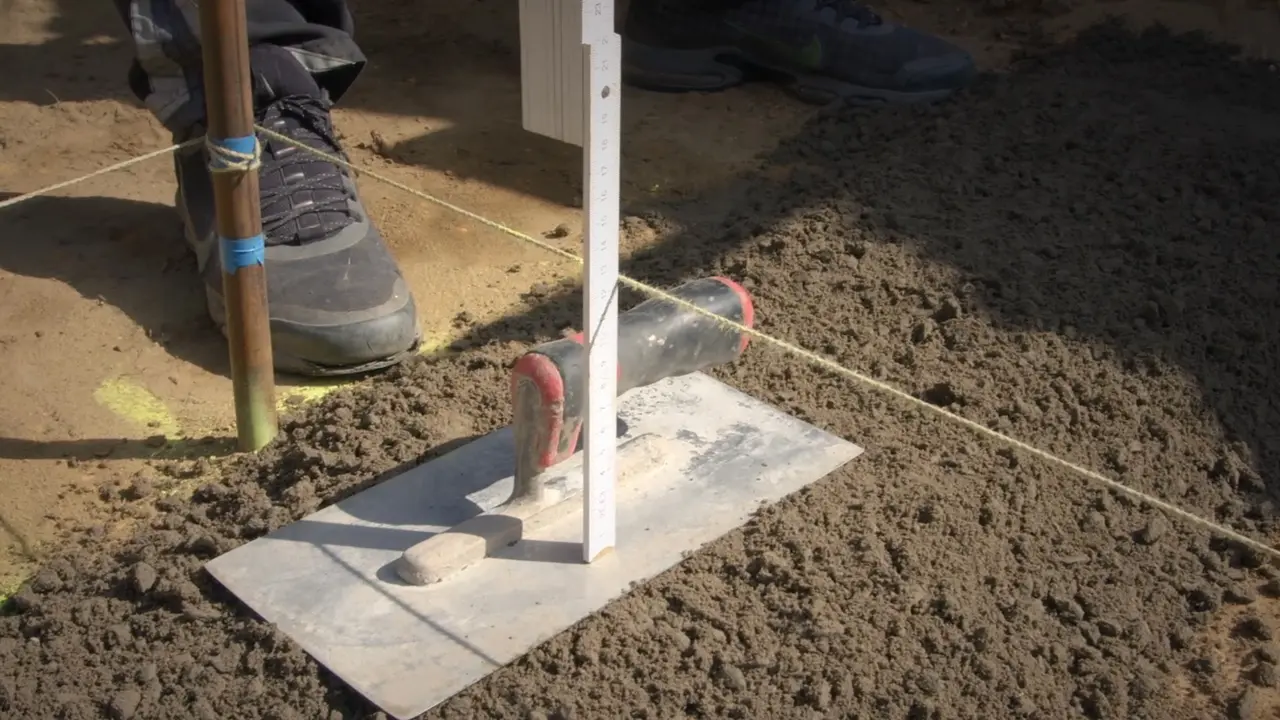 Betonbett-fuer-Fundamentsteine-des-Pools