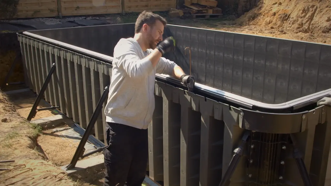 Bewährungsbügel 6 Millimeter in senkrechte Schalungsschächte der Pool Wandelemente