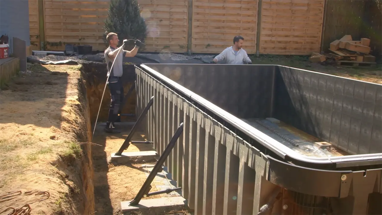 Bewehrung in den oberen Ringanker des Pools legen