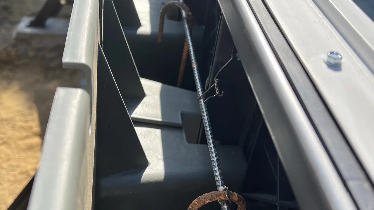 Bewehrung mit Rödeldraht im Pool Ringanker hochbinden