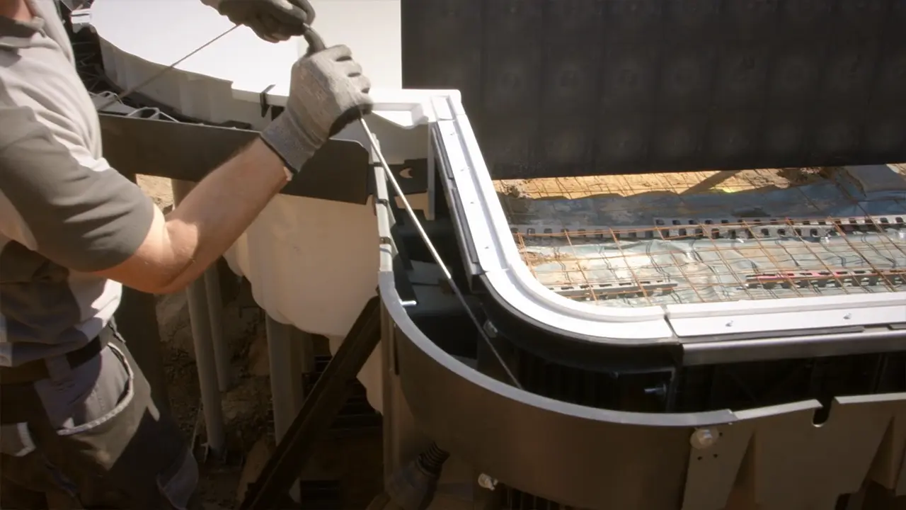 Bewehrungsstäbe Ringanker Pool an den Ecken mittig biegen