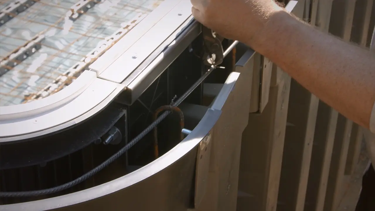 Bewehrungsstäbe im oberen Ringanker des Pools mit Rödeldraht verbinden