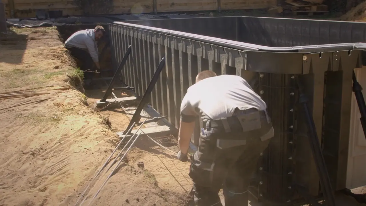 Bewehrungsstäbe im unteren Ringanker anbringen