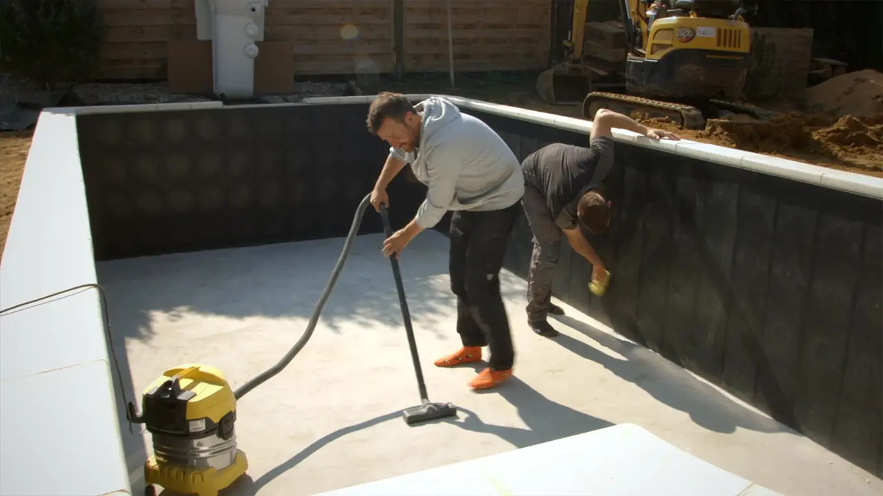 Boden des Pools und Pool Wandelemente sorgfältig reinigen