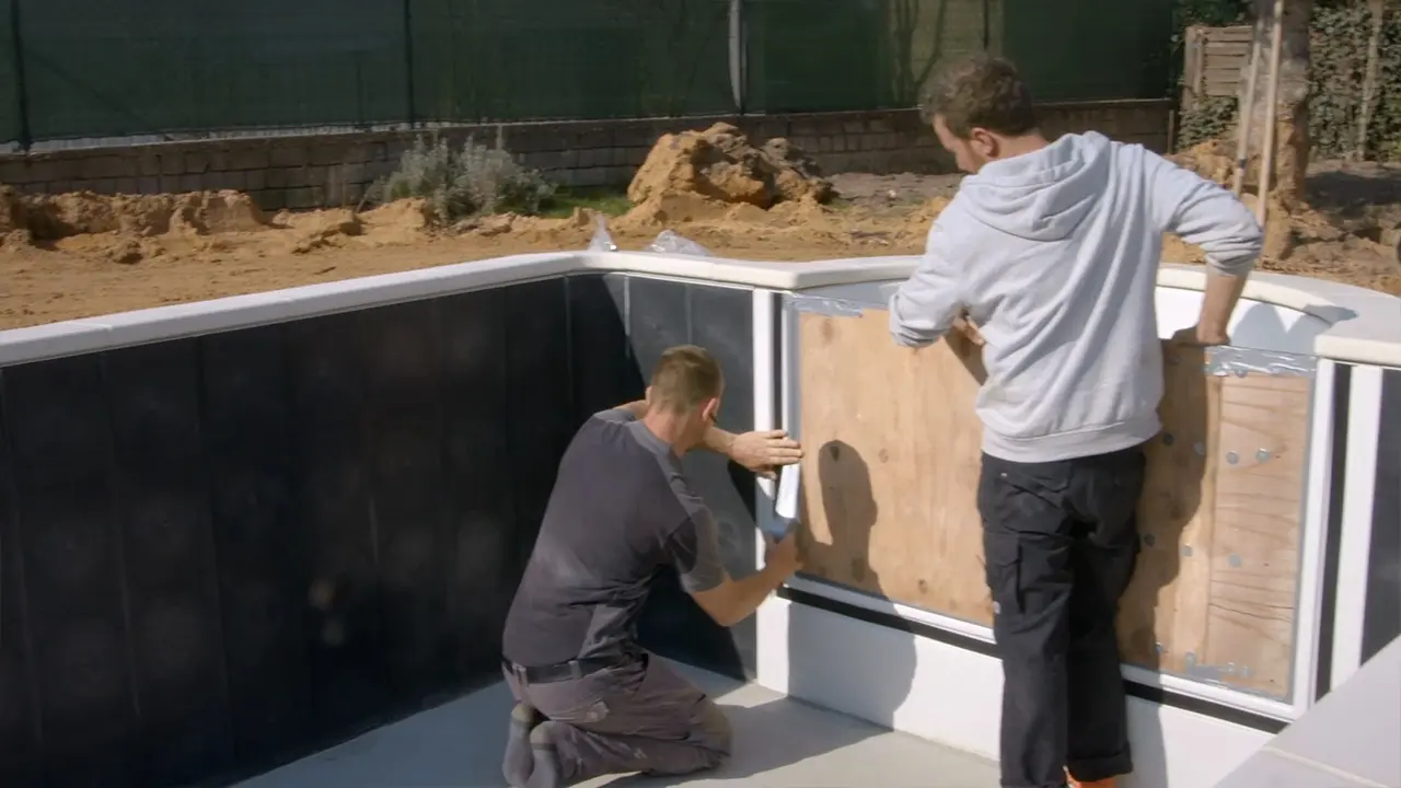 Brett zum Abdichten der Treppe des Pools mit Klebeband befestigen