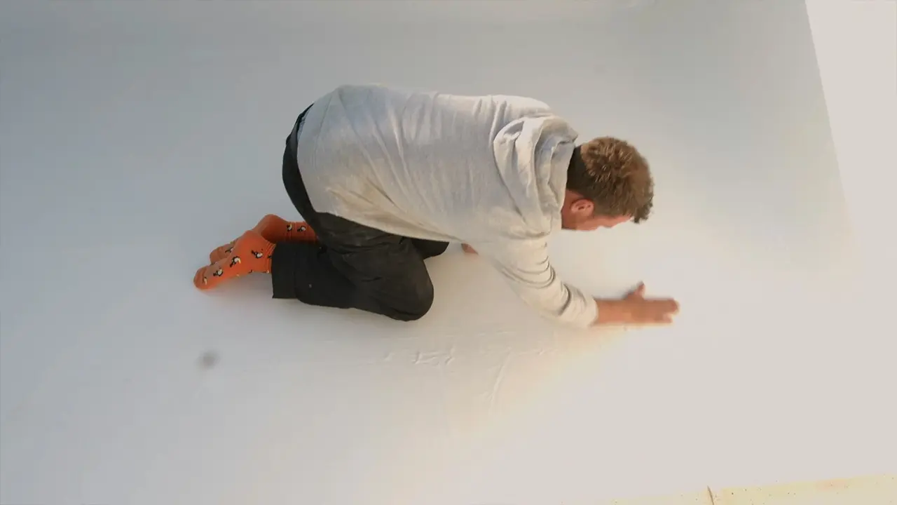 Falten aus Poolfolie herausstreichen