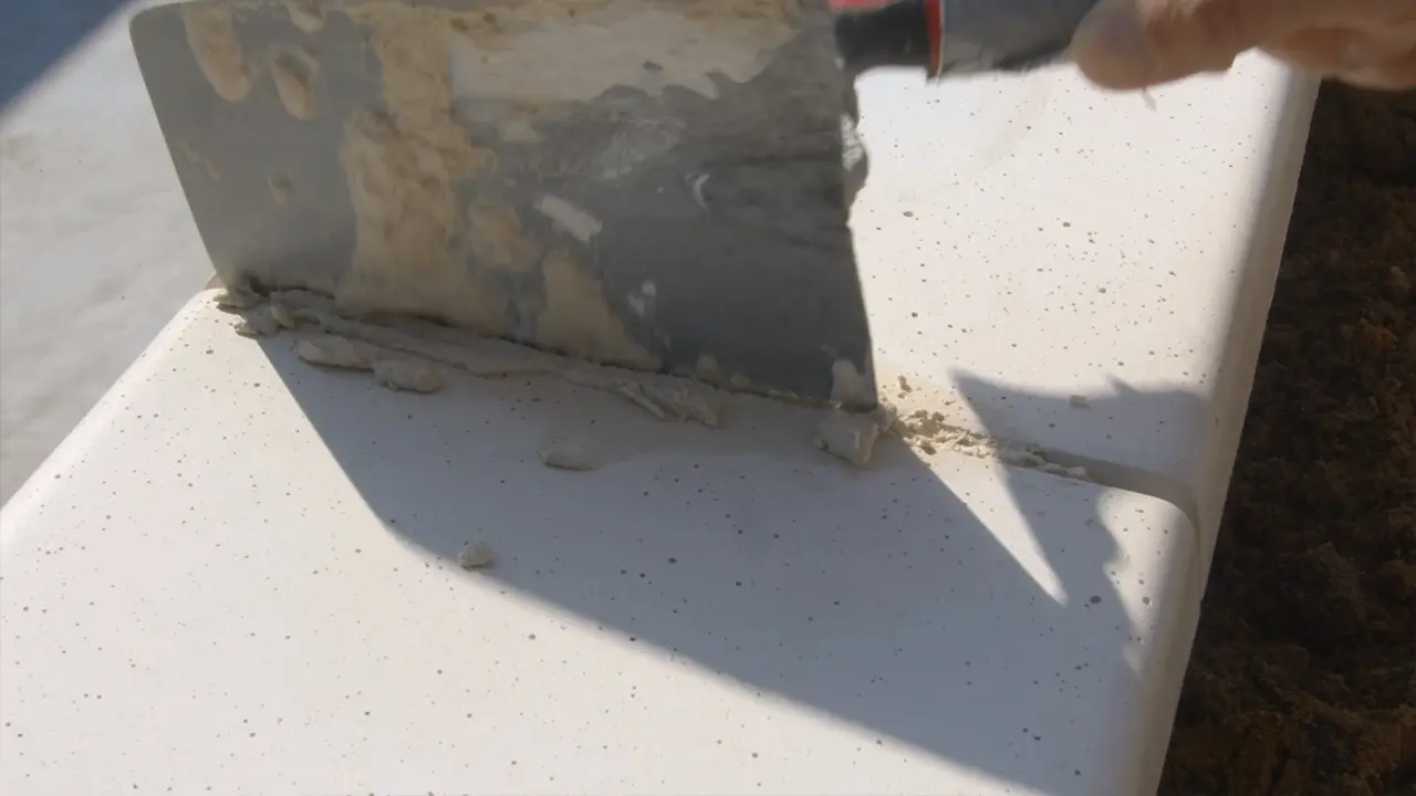 Fuge der Randsteine am Pool vollständig mit Mörtel auffüllen