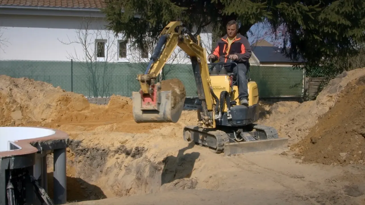 Hinterfüllung des Pools mit Bagger
