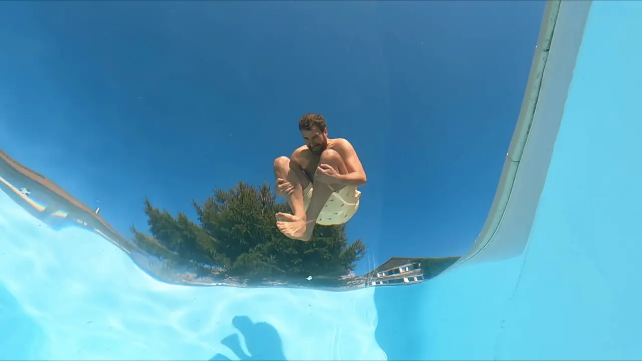 Inbetriebnahme-Pool-Arschbome-in-den-Swimmingpool