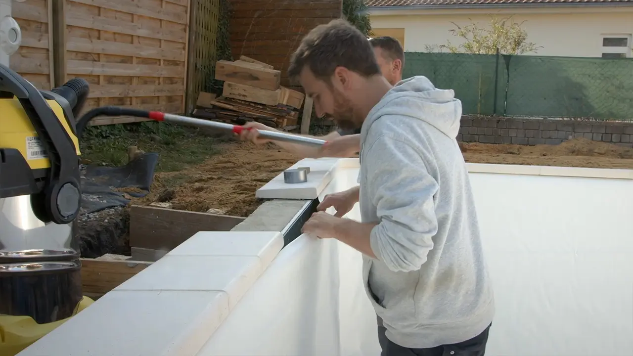 Industriestaubsauger an Oeffnung bei Poolfilter positionieren