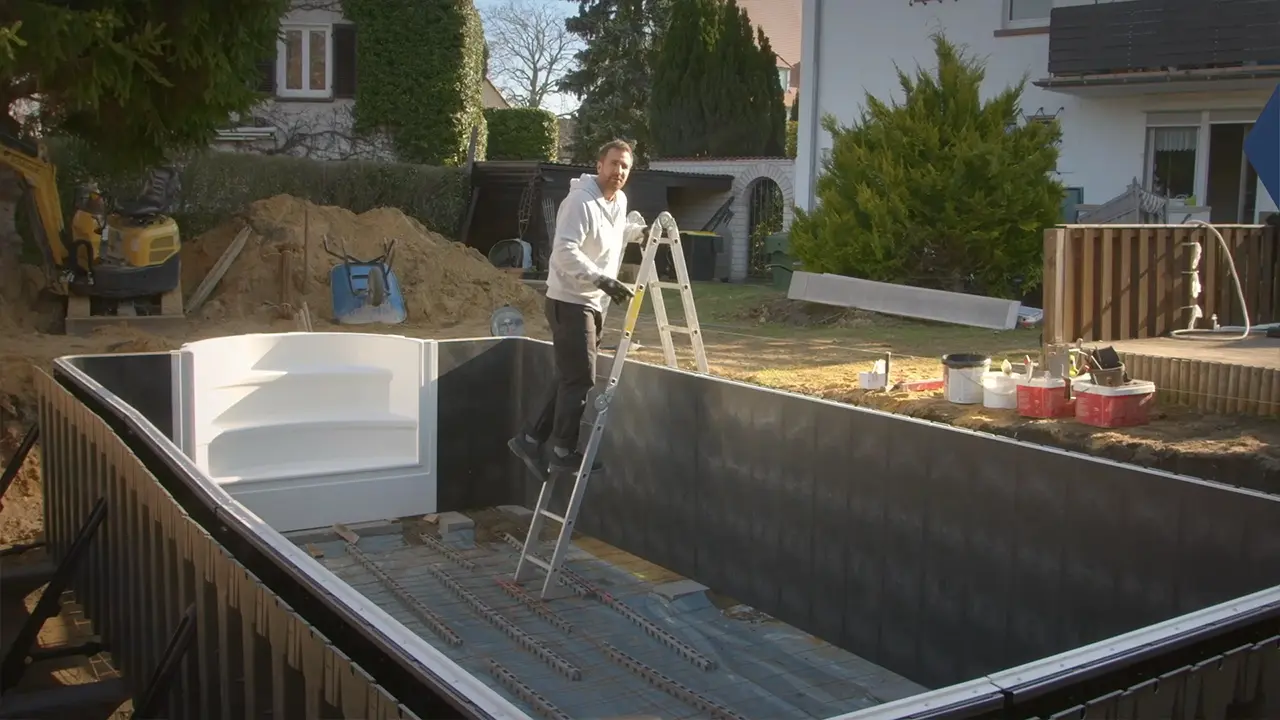 Leiter zum Ein- und Aussteig damit die Pooltreppe nicht beschädigt wird