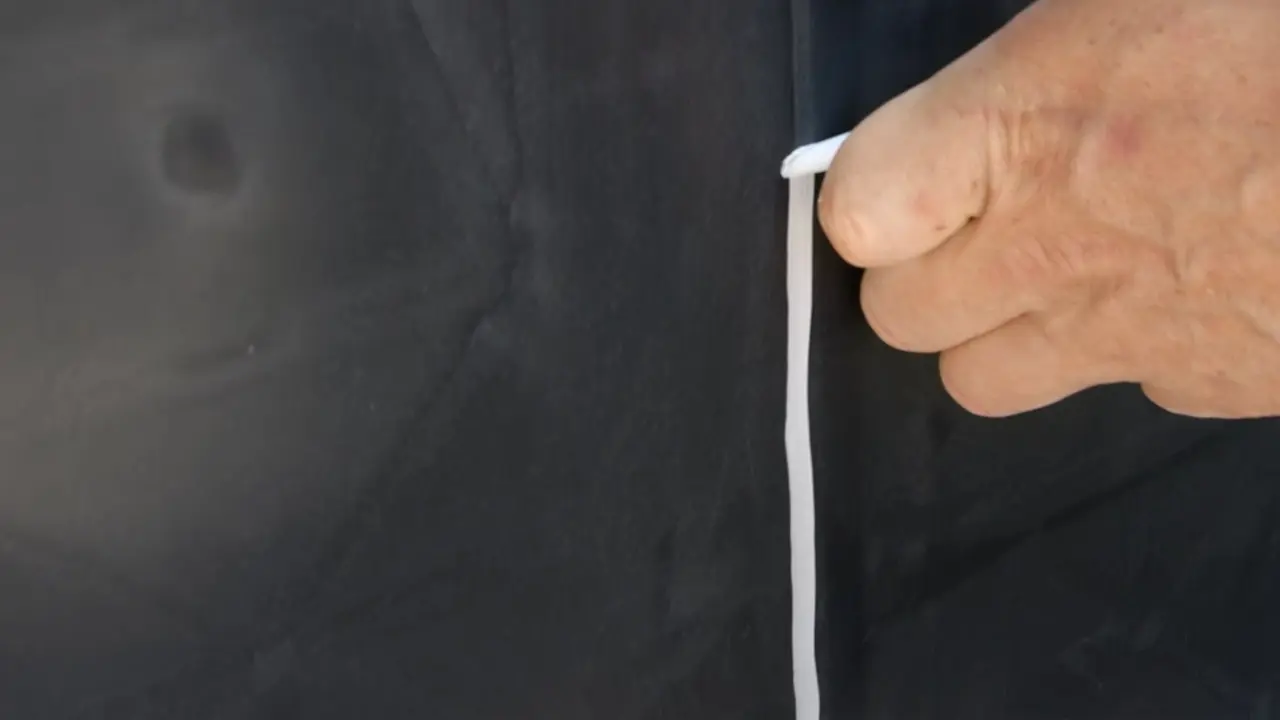 Mit Silikon sorgfältig glatt die Fugen zwischen Pool Wandelementen abdichten