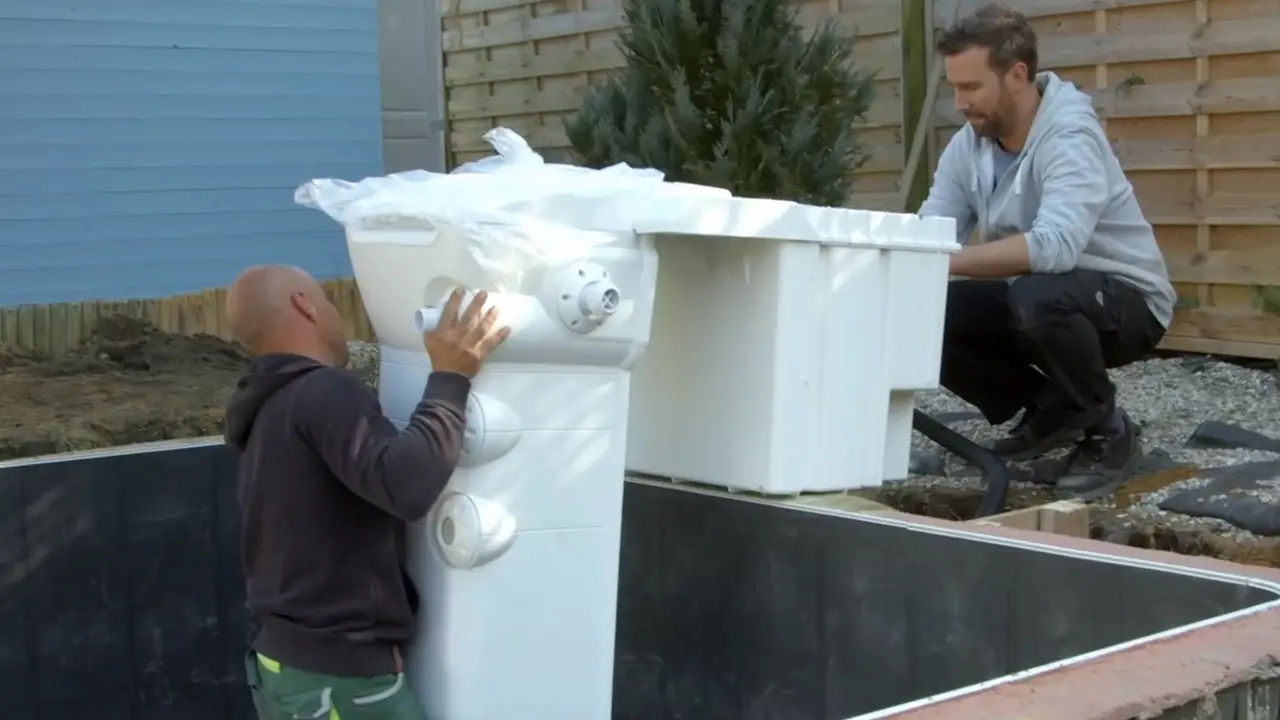 Nach Hinterfüllung die Pool Filtereinlage wieder einhängen