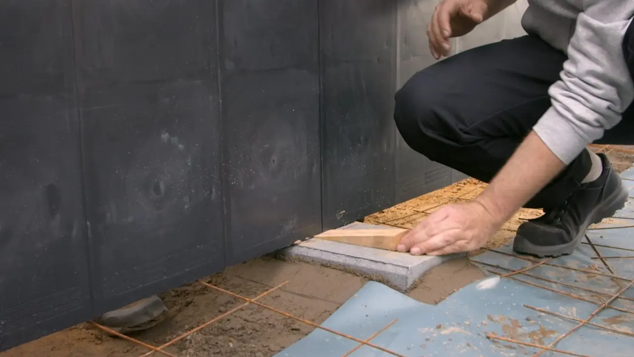 Pool Wandelemente mit Keilen positionieren