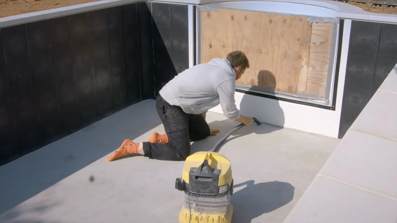 Poolboden mit Sauger von Staub und Steinchen befreien