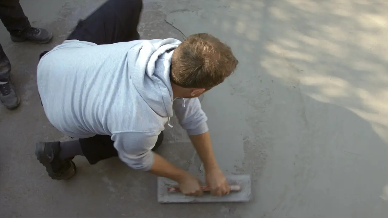 Poolboden mit Spachtelmasse abziehen