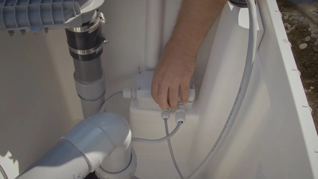 Poolfilter Box für Stromanschlüsse verschrauben