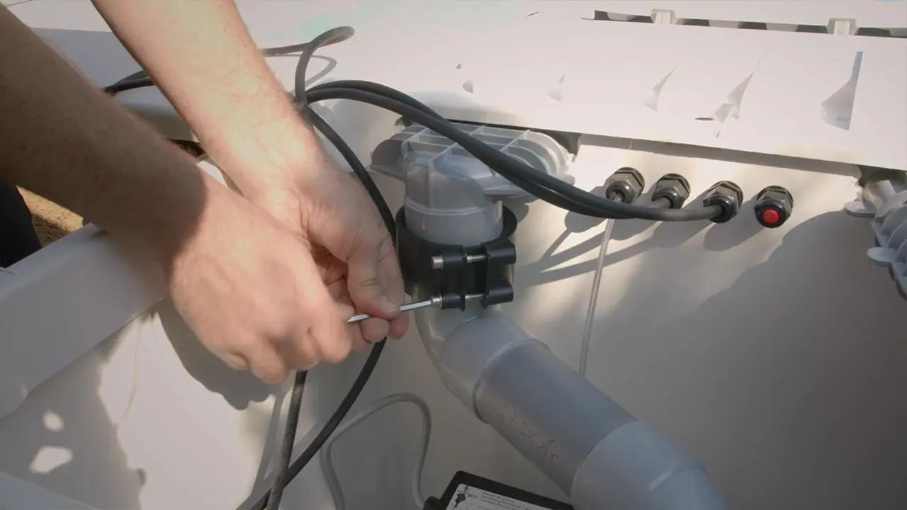 Poolfilter Rohre mit Rohrschellen befestigen