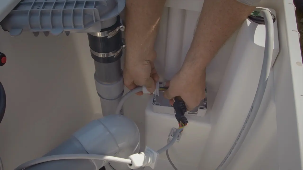 Poolfilter Stromkabel mit Lüsterklemmen in Box platzieren