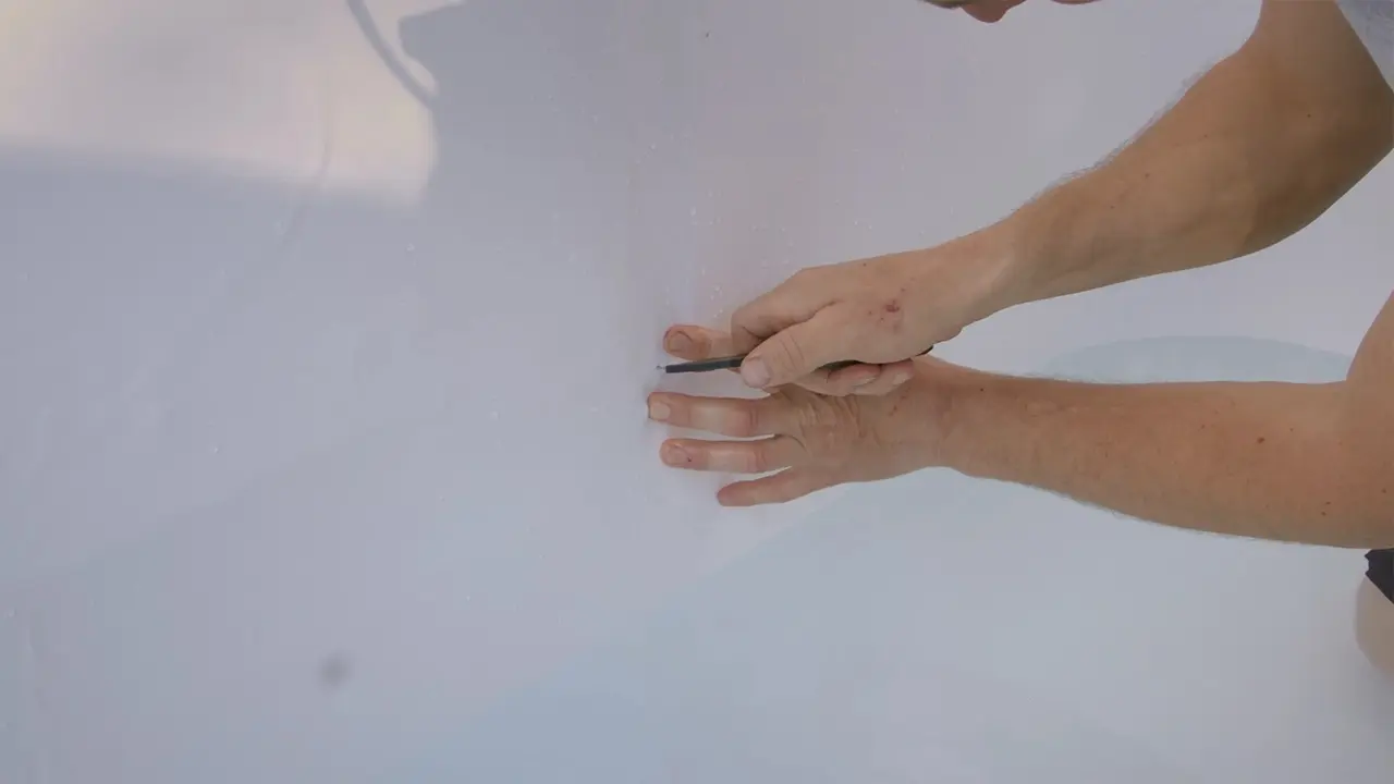 Poolfolie bei markierter Stelle Befestigungsleiste Treppe minimal einschneiden Bild 1