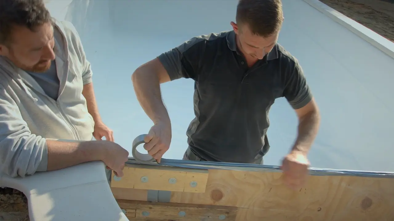 Poolfolie im Bereich der Pooltreppe luftdicht abkleben