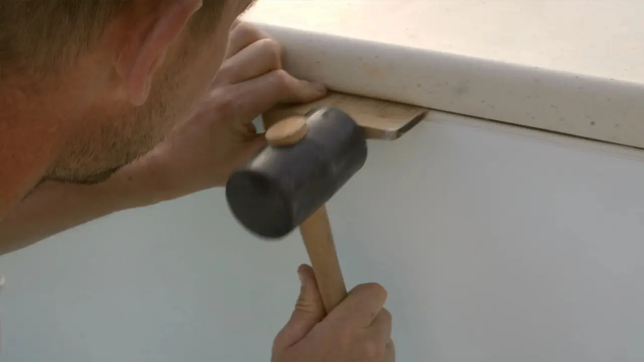 Poolfolie in Einhängeschiene mit Dichtungsgummi fixieren