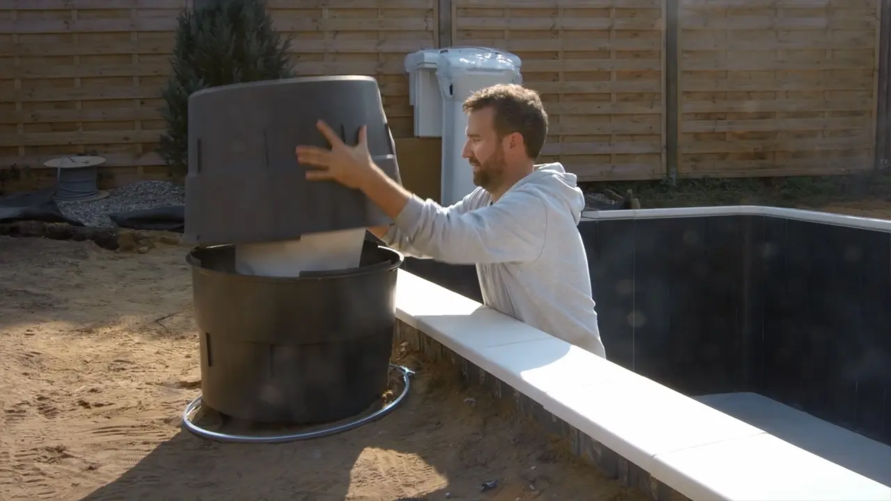 Poolfolie in Verpackung zum Pool tragen