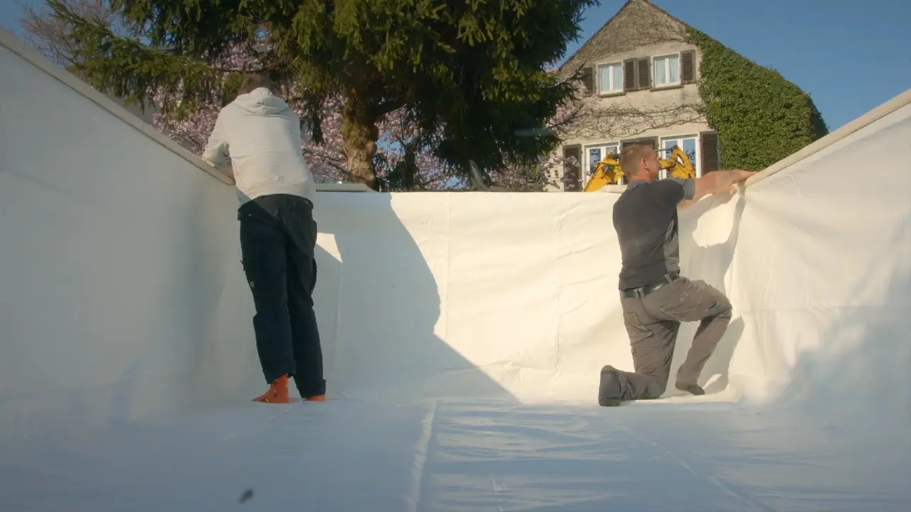 Poolfolie rundherum in Einhängeprofil drücken aber noch nicht befestigen