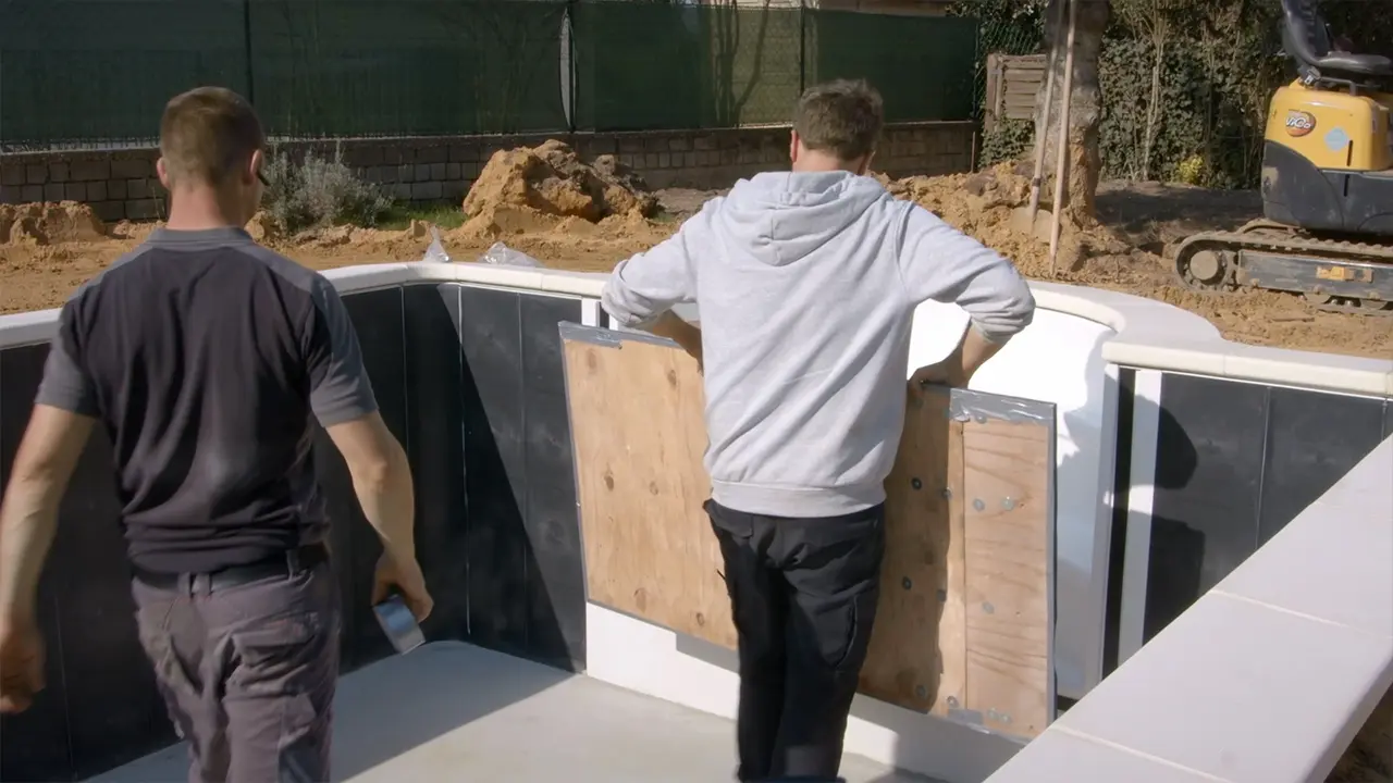 Pooltreppe mit Brett abdichten