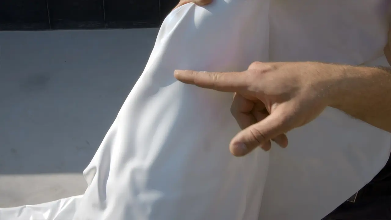 Position der Poolfolie anhand der Pooltreppen Naht bestimmen