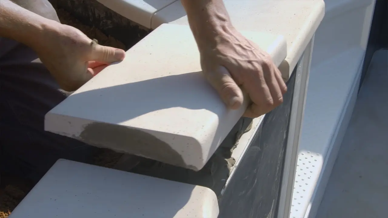 Randstein auf der Arbeitsfläche am Pool Ringanker positionieren