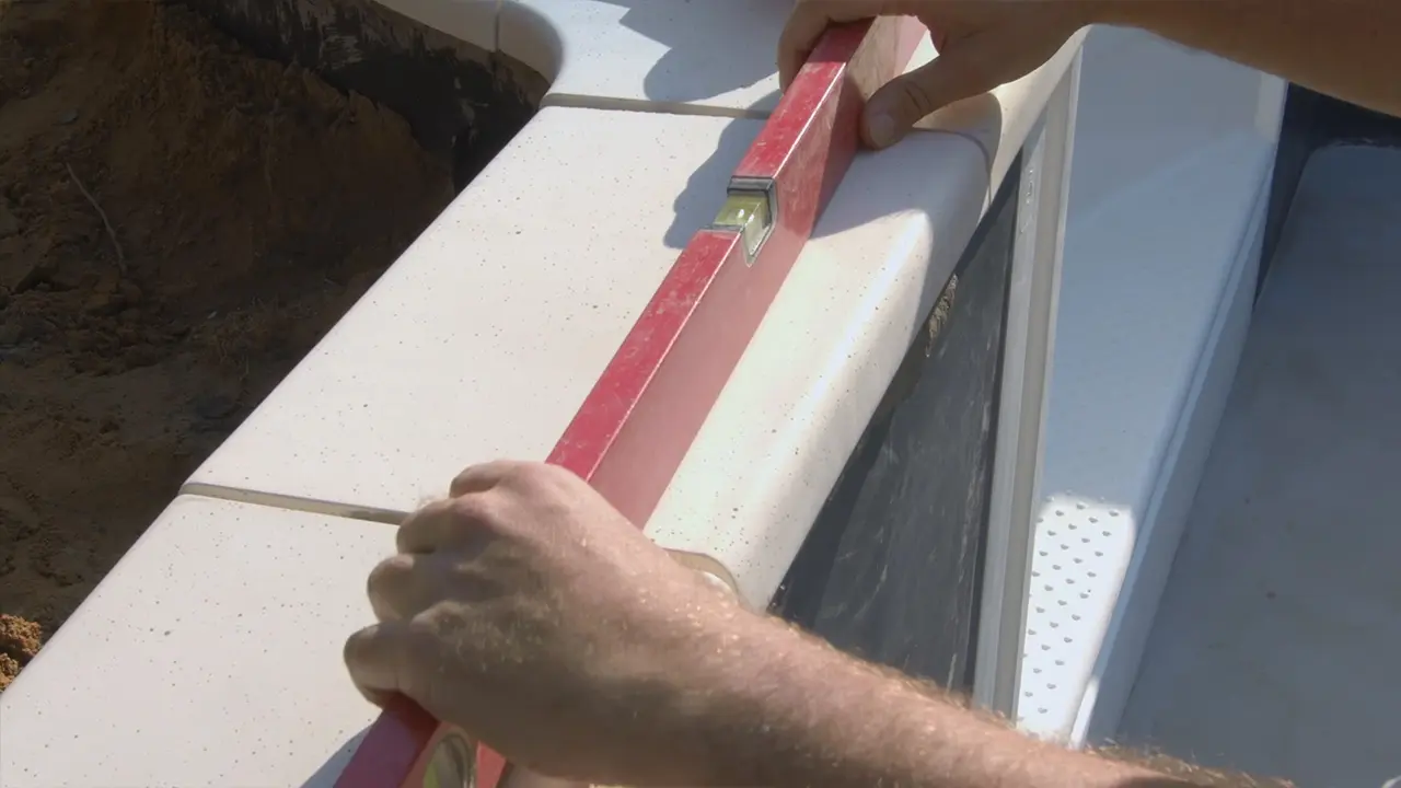 Randstein mit der Wasserwaage ausrichten