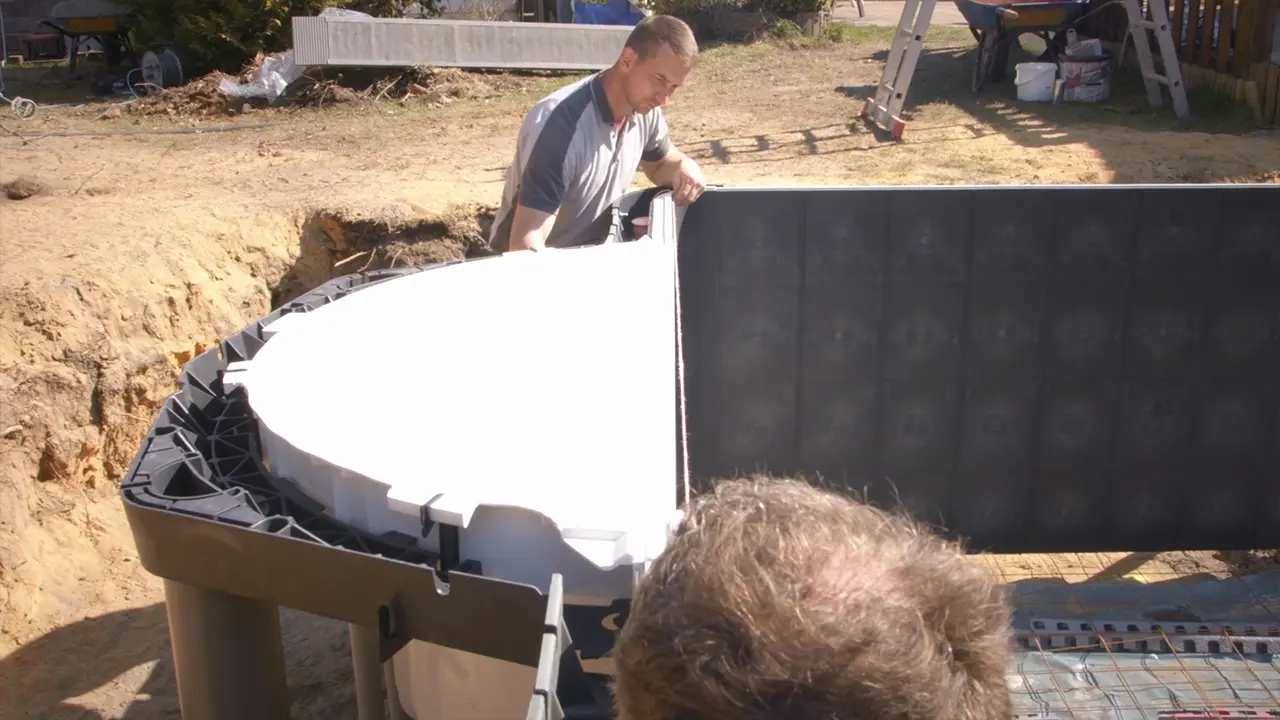 Richtschnur zum Prüfen ob Pool-Wandelemente und Pooltreppe in einer Linie sind