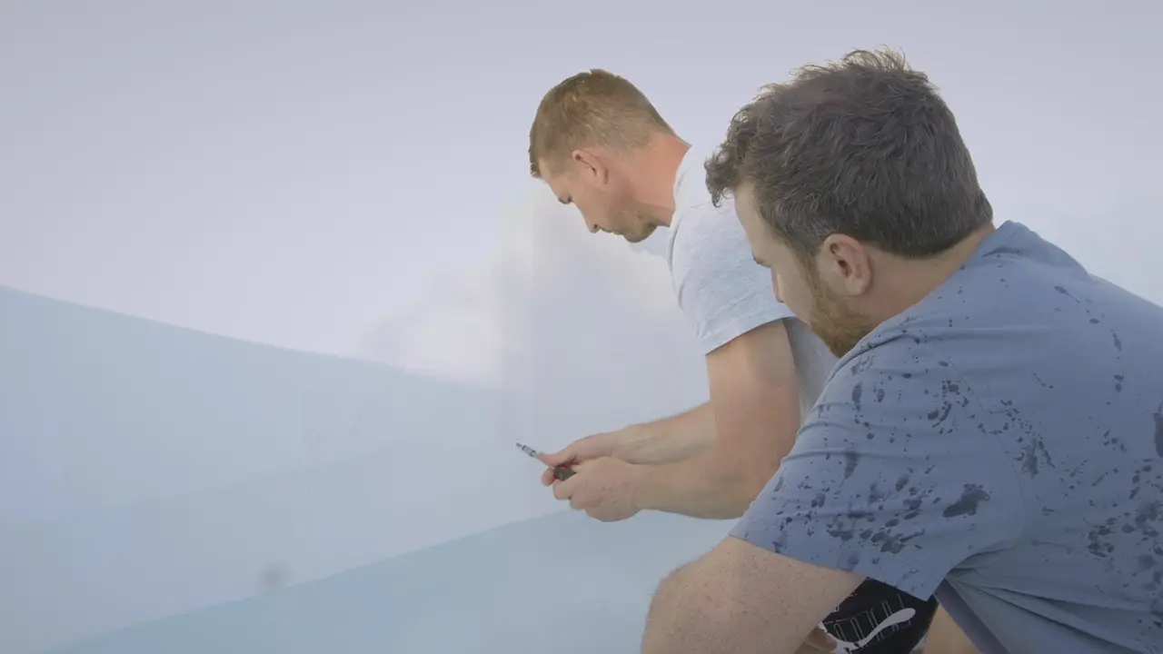 Schraube zur Markierung Befestigungsleiste Pooltreppe vorsichtig herausdrehen Bild 2