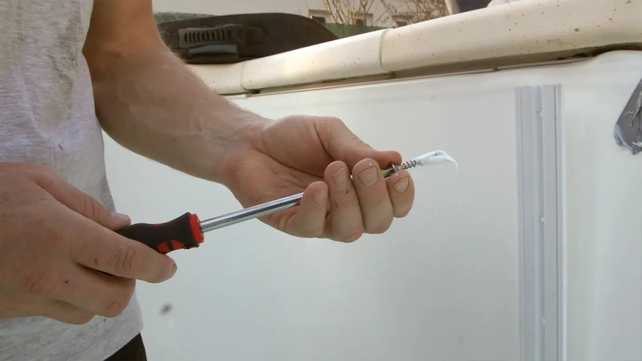 Schrauben mit Silikon versehen und Befestigungsleisten der Pooltreppe festschrauben