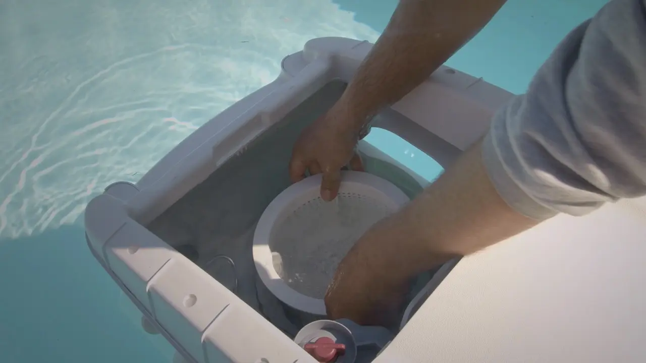 Skimmerkorb in Poolfilter positionieren