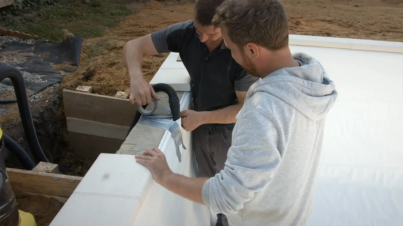 Stelle Saugerschlauch Poolfolie möglichst dicht abkleben