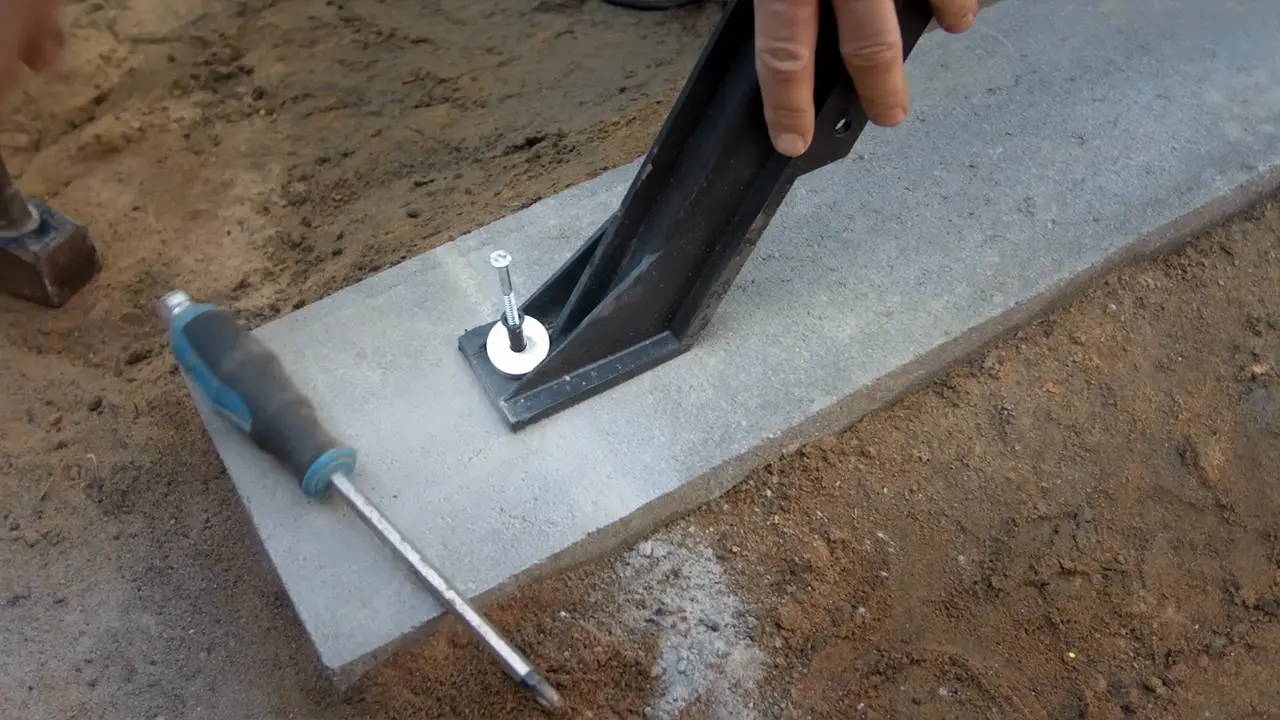 Stützstreben Poolwand mit Dübel an Fundamentstein befestigen Teil 1