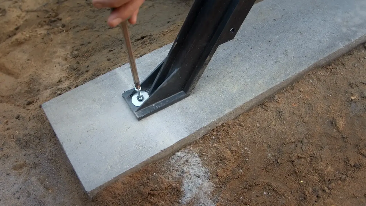 Stützstreben Poolwand mit Dübel an Fundamentstein befestigen Teil 2