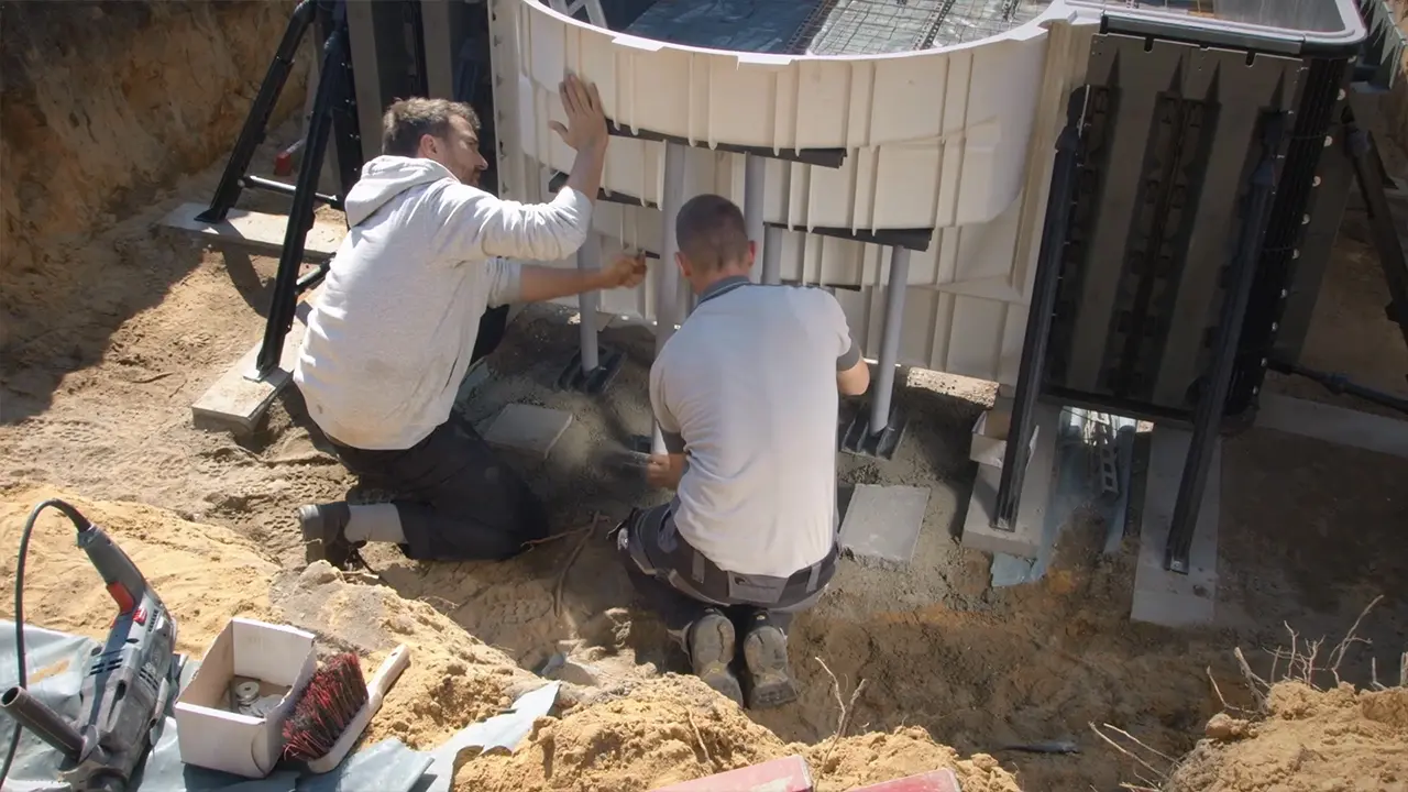 Treppe des Pools mit dem unteren Profil ausrichten