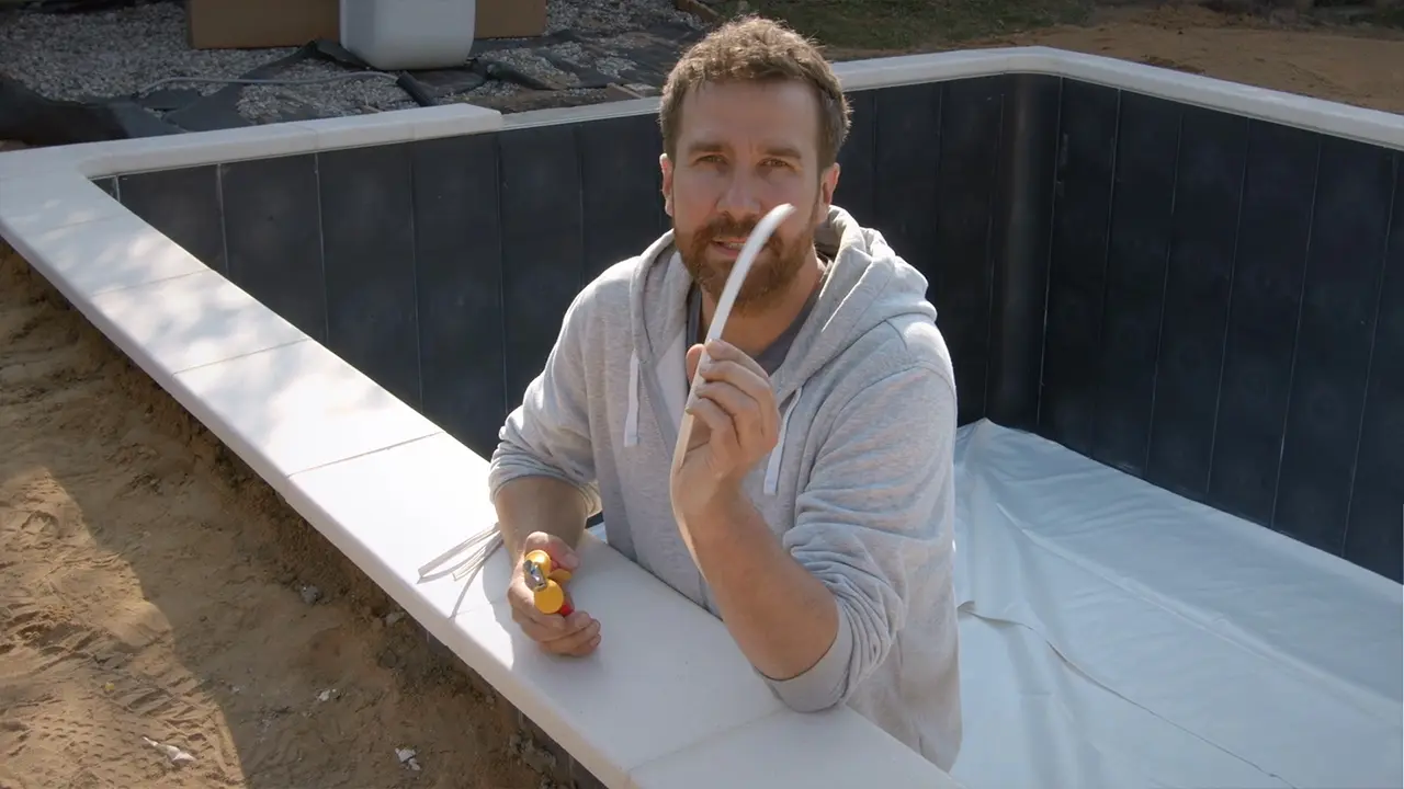 Vier 20 Zentimeter lange Dichtungsgummis zuschneiden